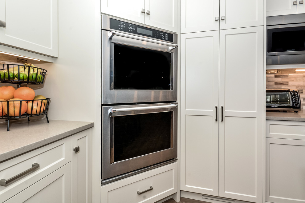 Kitchen - transitional kitchen idea in Toronto