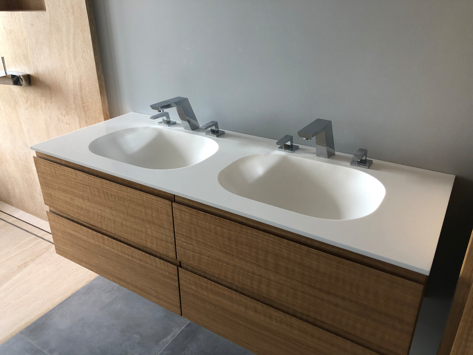 Столешница в сан узел с двумя интегрированными раковинами