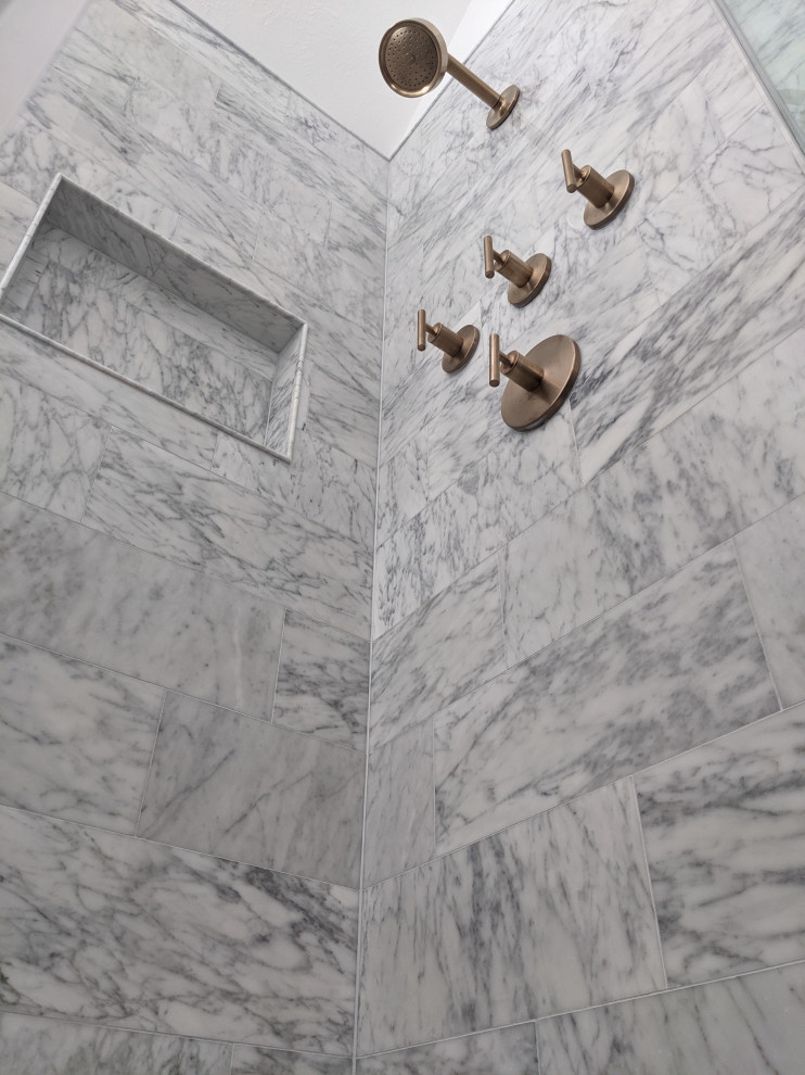 Idéer för ett stort modernt gul en-suite badrum, med släta luckor, skåp i mellenmörkt trä, ett fristående badkar, en kantlös dusch, en bidé, vit kakel, marmorkakel, grå väggar, klinkergolv i porslin, ett undermonterad handfat, bänkskiva i kvarts, grått golv och dusch med gångjärnsdörr
