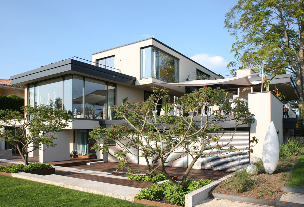 This is an example of a contemporary exterior in Munich.
