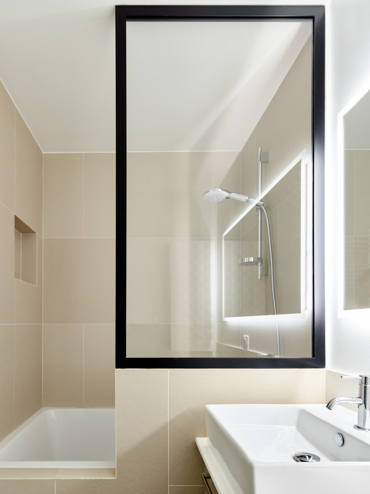 Foto på ett mellanstort funkis en-suite badrum, med beige skåp och beige kakel