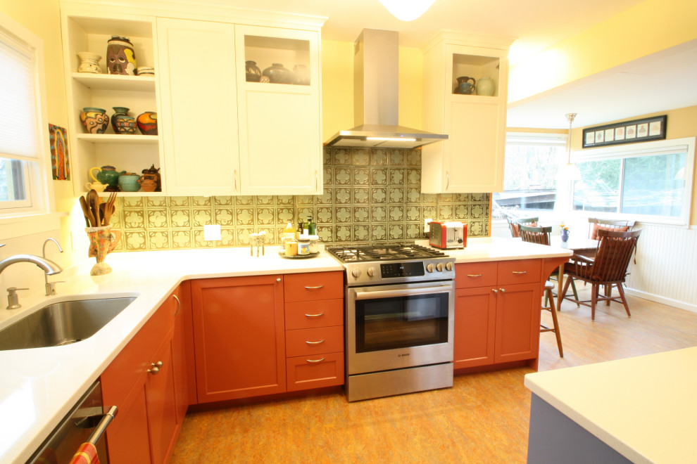 Inredning av ett eklektiskt mellanstort vit vitt kök, med luckor med infälld panel, röda skåp, bänkskiva i kvarts, grönt stänkskydd, stänkskydd i metallkakel, linoleumgolv och orange golv