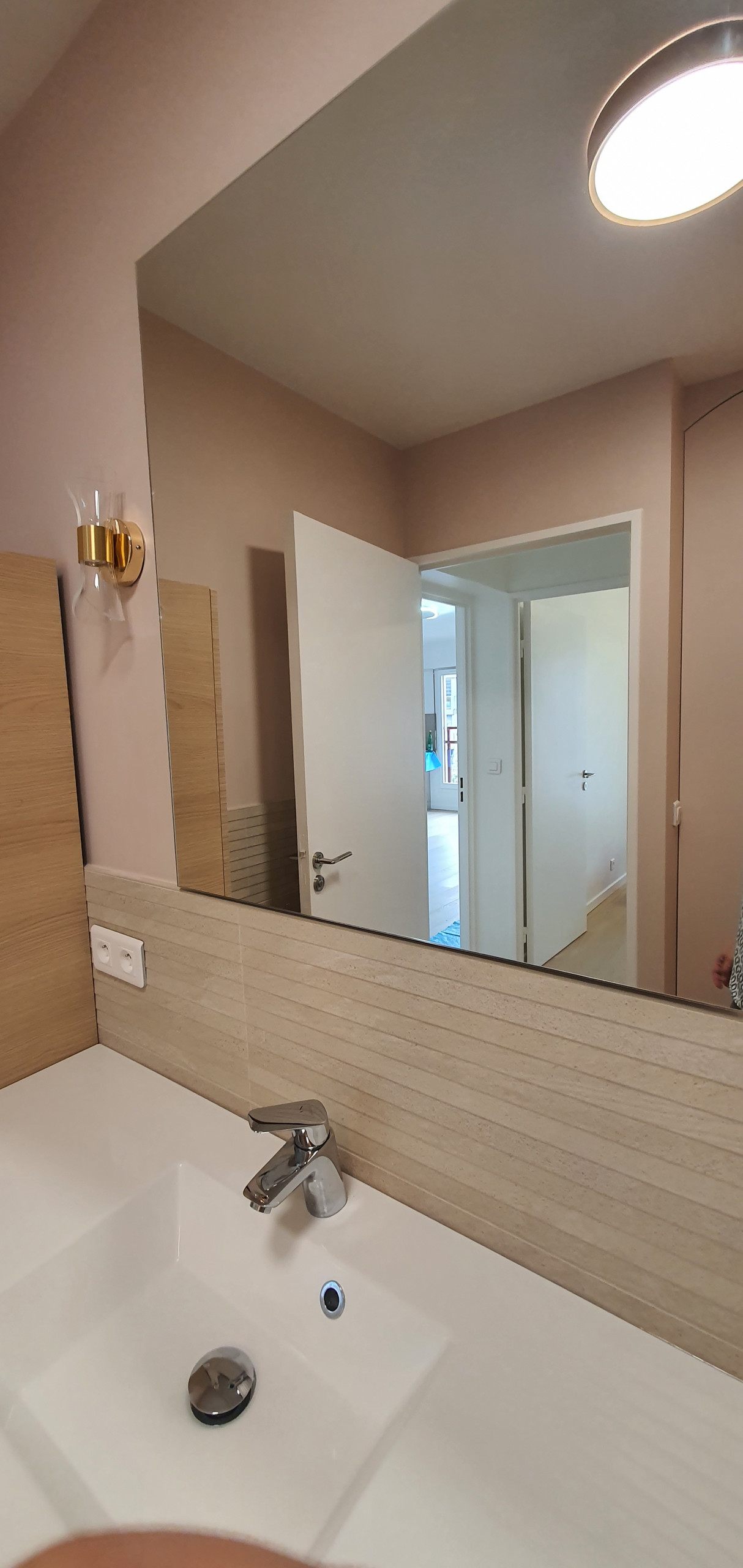 Salle de bain beige et rose, bois