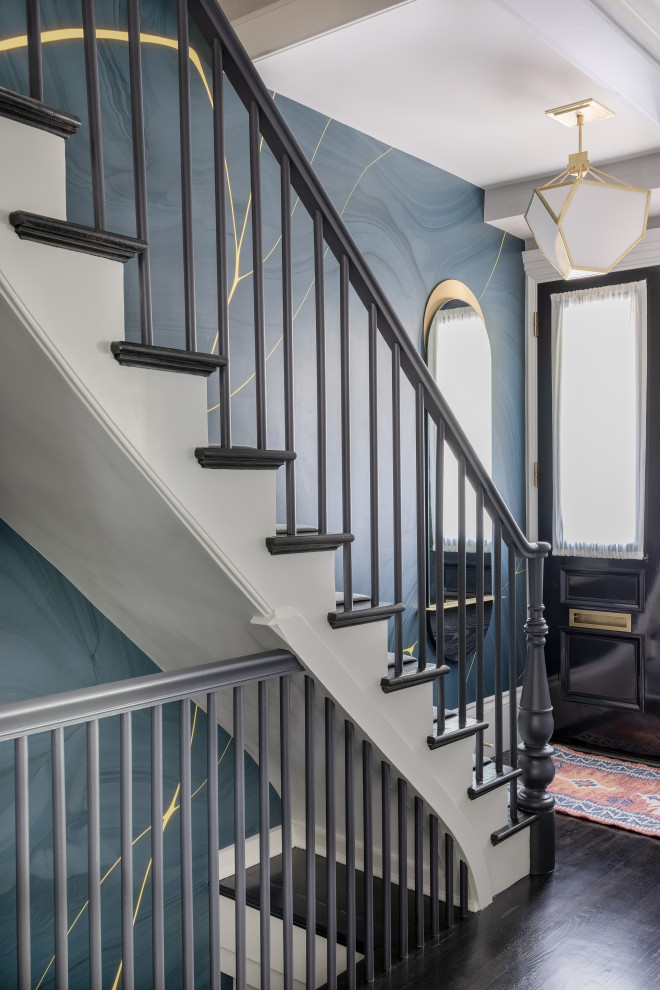 ボストンにあるラグジュアリーな小さなトランジショナルスタイルのおしゃれな階段 (壁紙) の写真