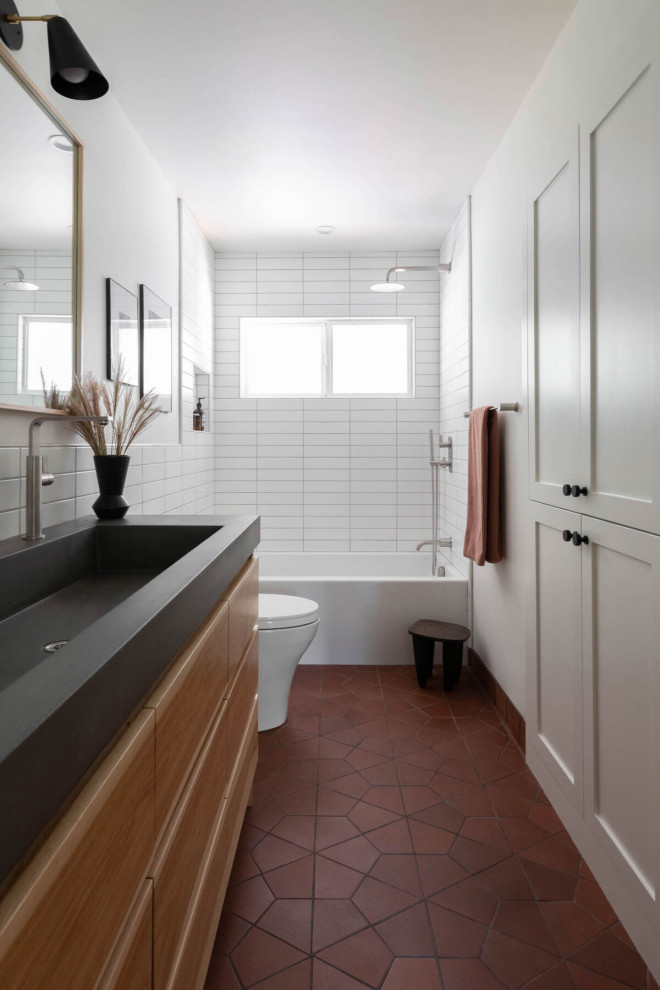 Inspiration pour une salle de bain bohème avec un carrelage blanc, des carreaux de céramique, un sol en carrelage de céramique et un sol marron.