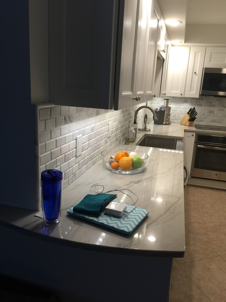 Transitional kitchen photo in Miami