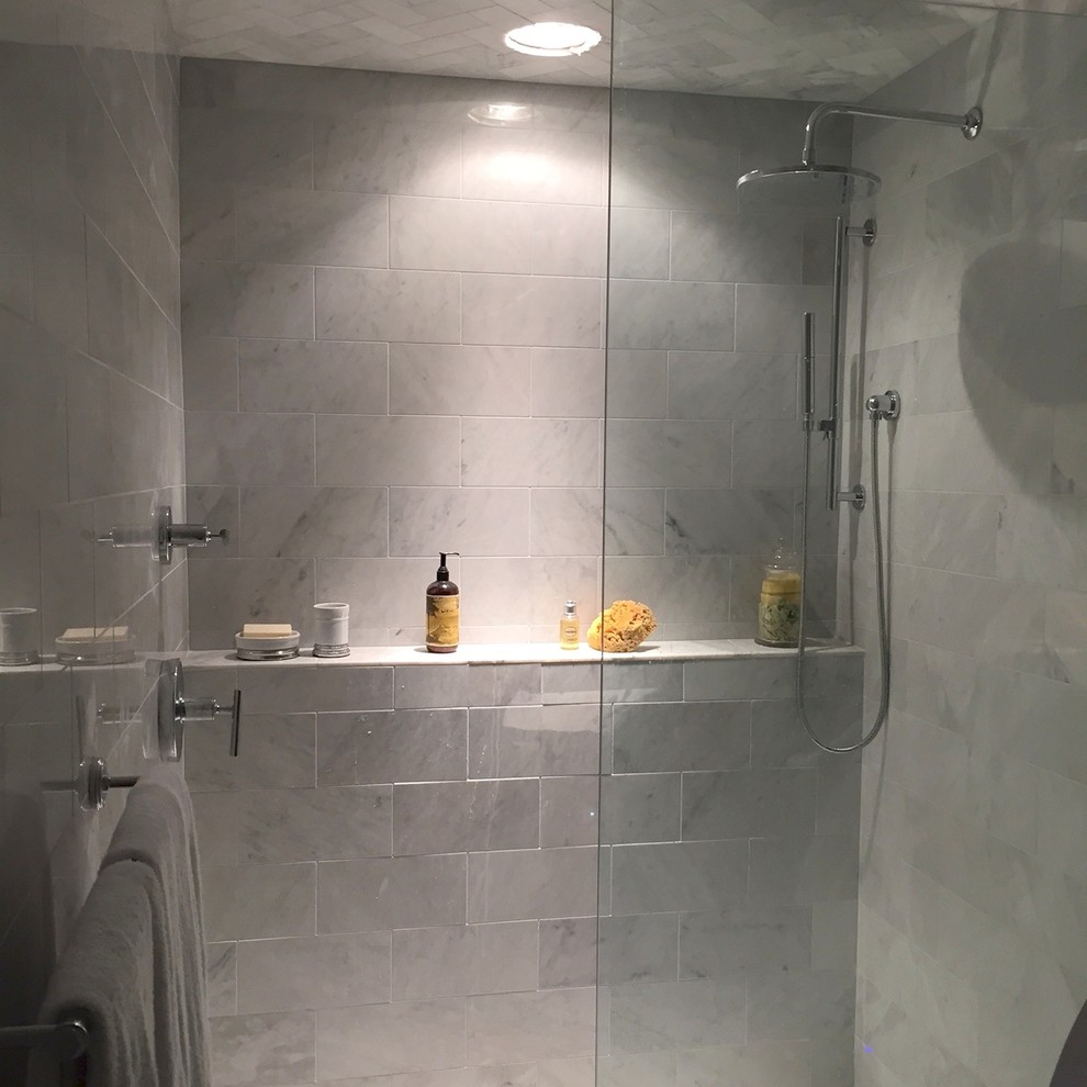 Foto di una piccola stanza da bagno con doccia tradizionale con nessun'anta, doccia alcova, bidè, piastrelle grigie, piastrelle in pietra, pareti grigie, pavimento in marmo, top in marmo e lavabo sottopiano