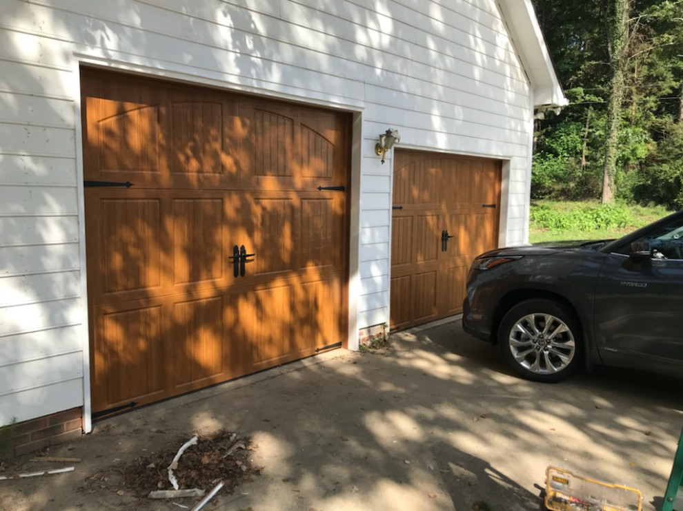 Foto di un garage per due auto connesso classico di medie dimensioni