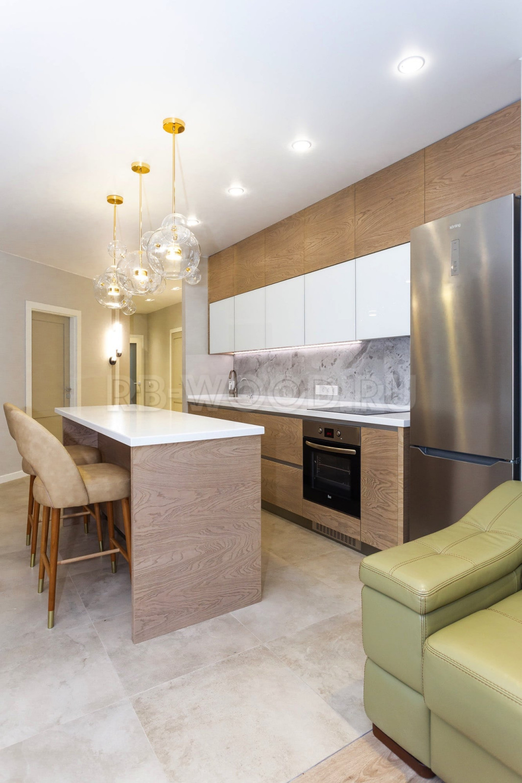 Островная кухня в квартире студии