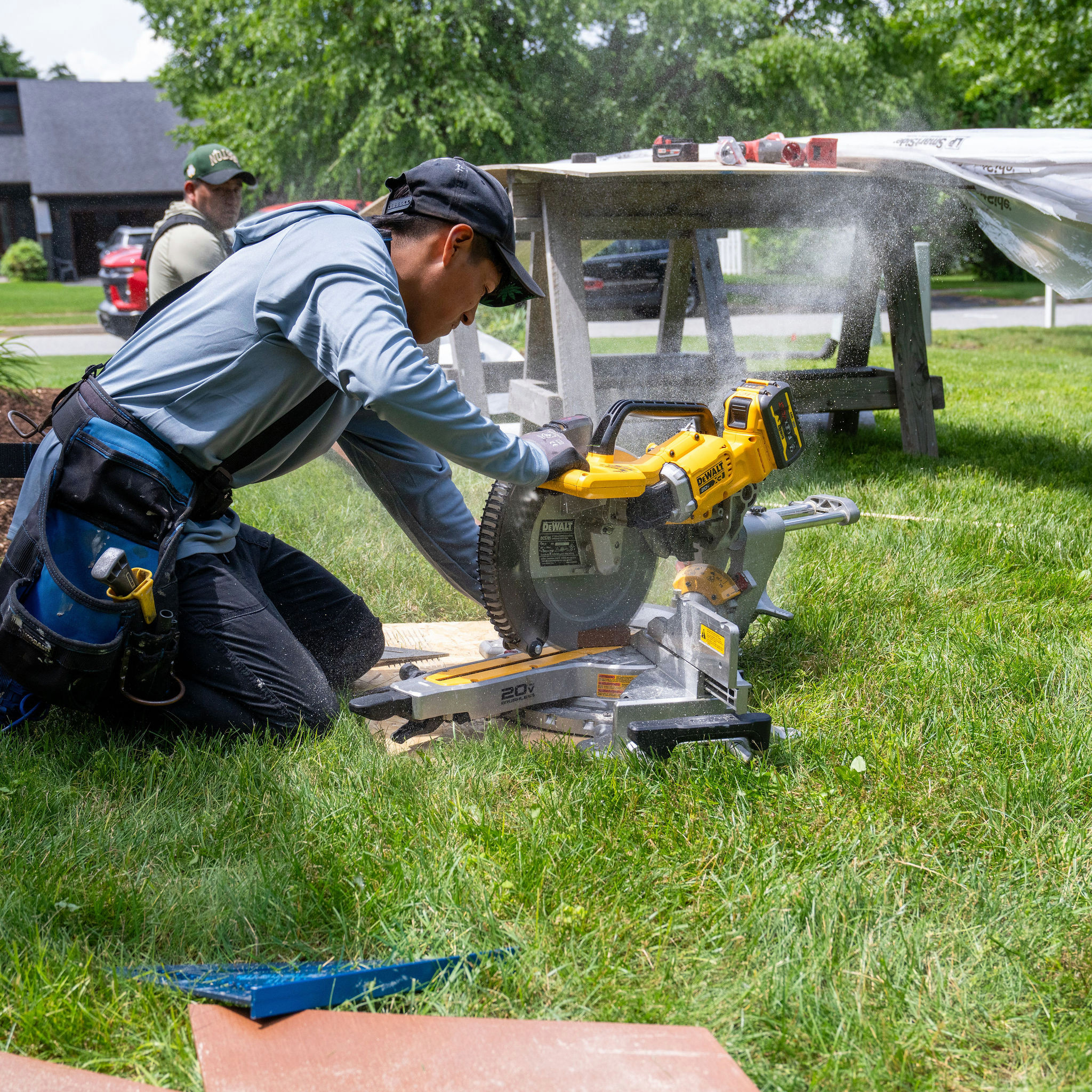 siding contractor using saw