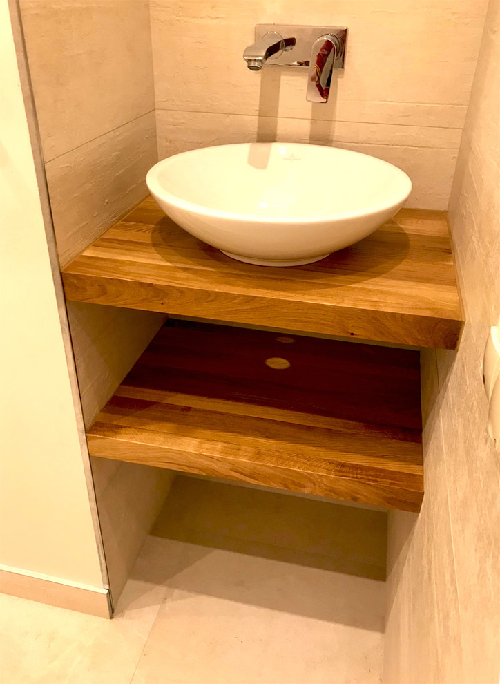 Полочки из дуба в санузел. Раковина Villeroy & Boch.