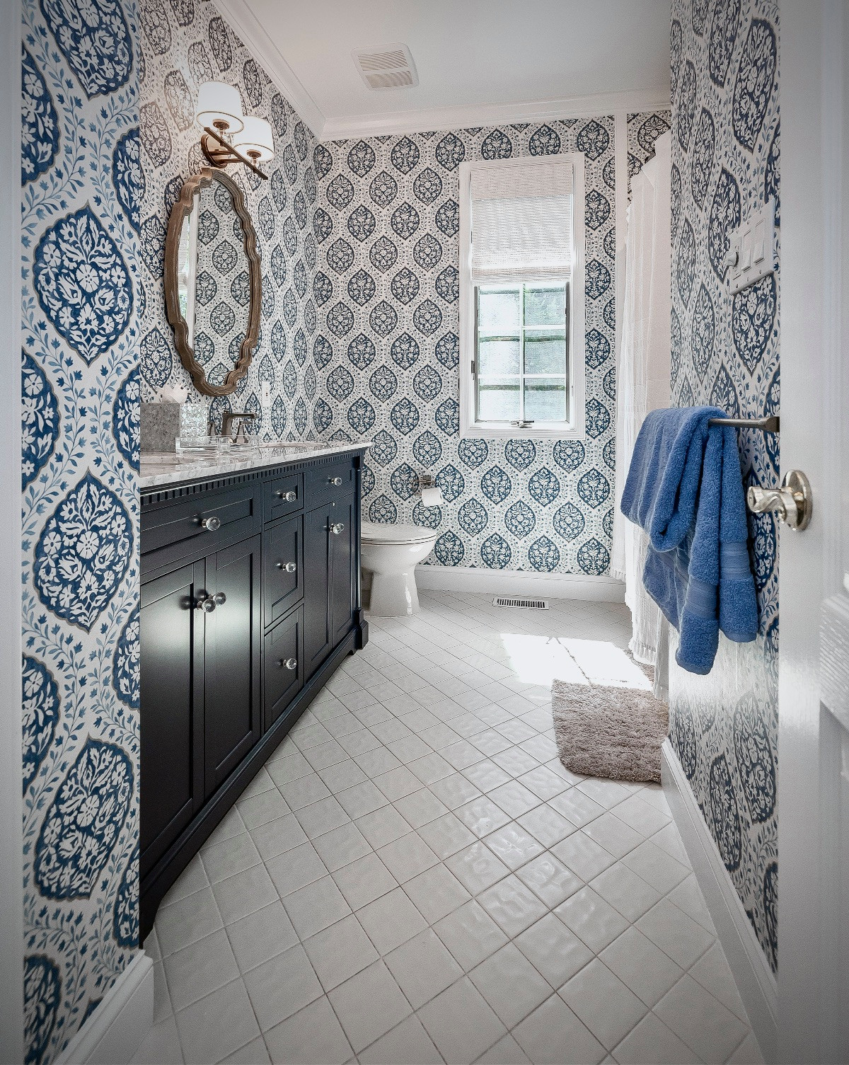 Hall Bathroom - Colorful & Inviting