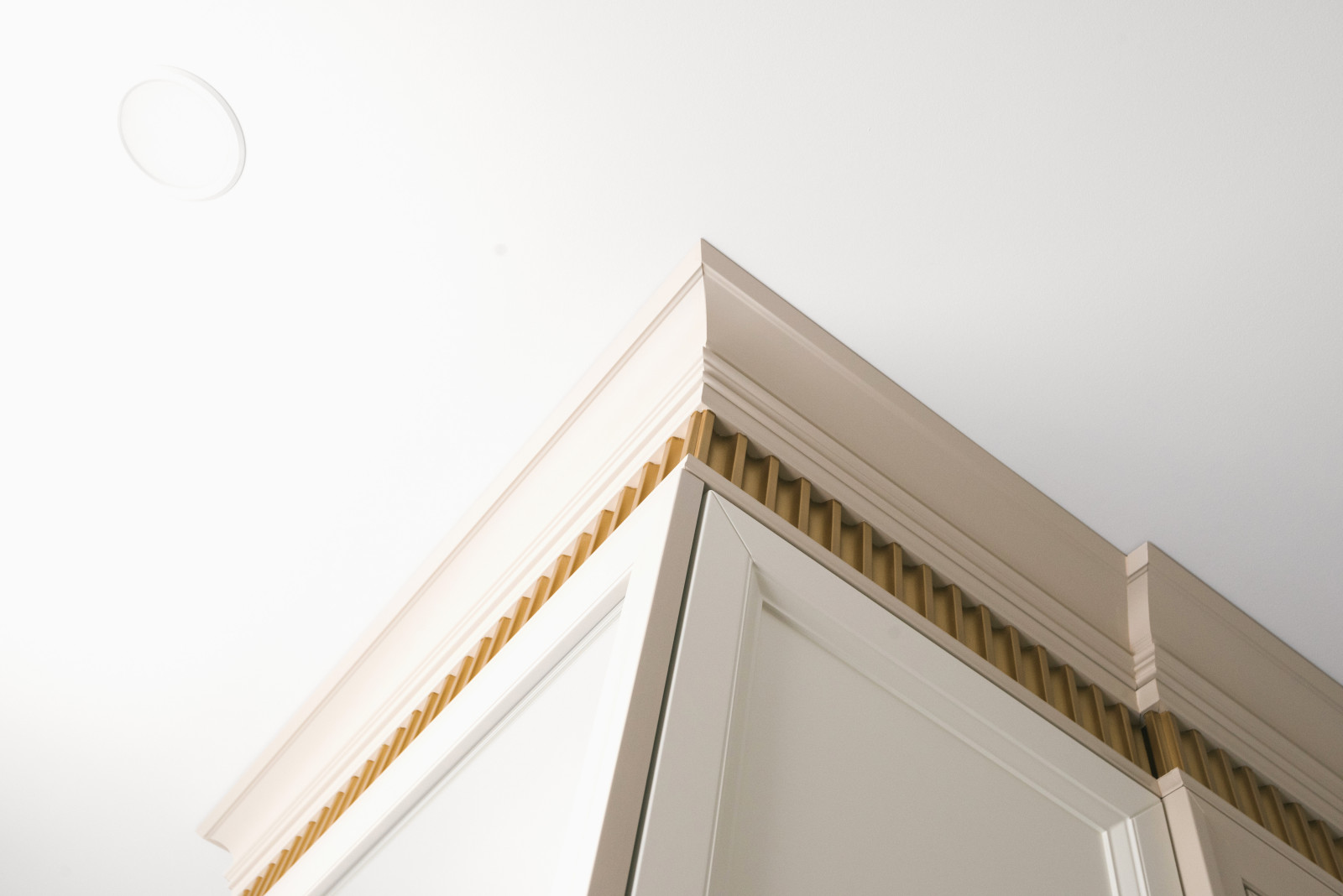 Гардеробная комната с элементами Латуни