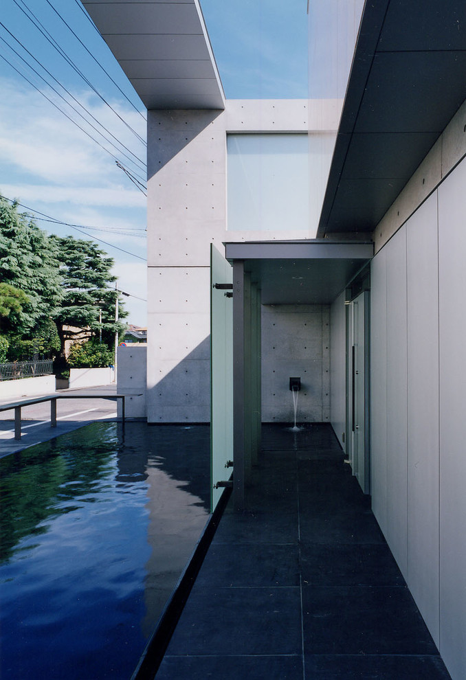 Inspiration for a modern front yard verandah in Yokohama with a water feature.