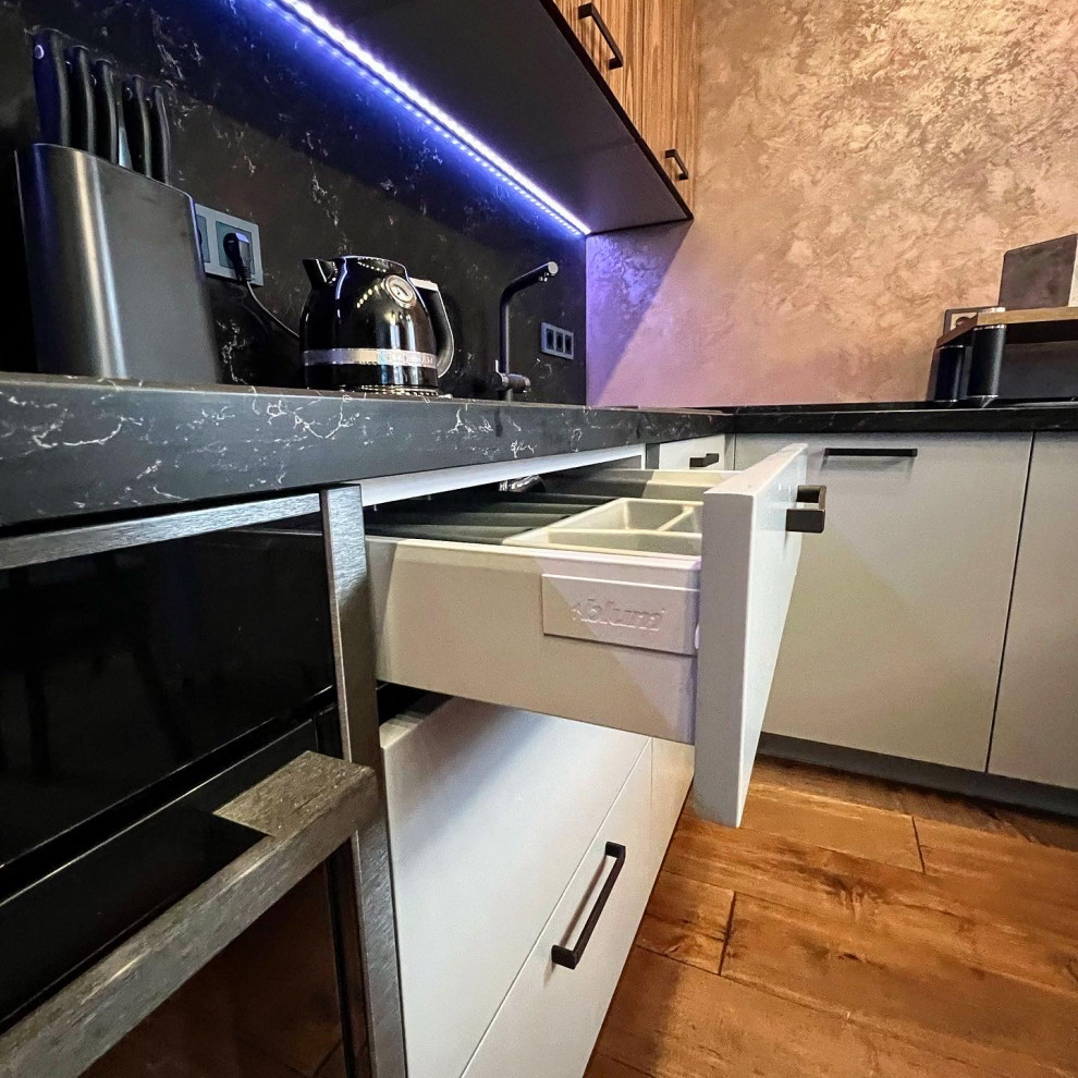 Кухня с фасадами из шпона ореха