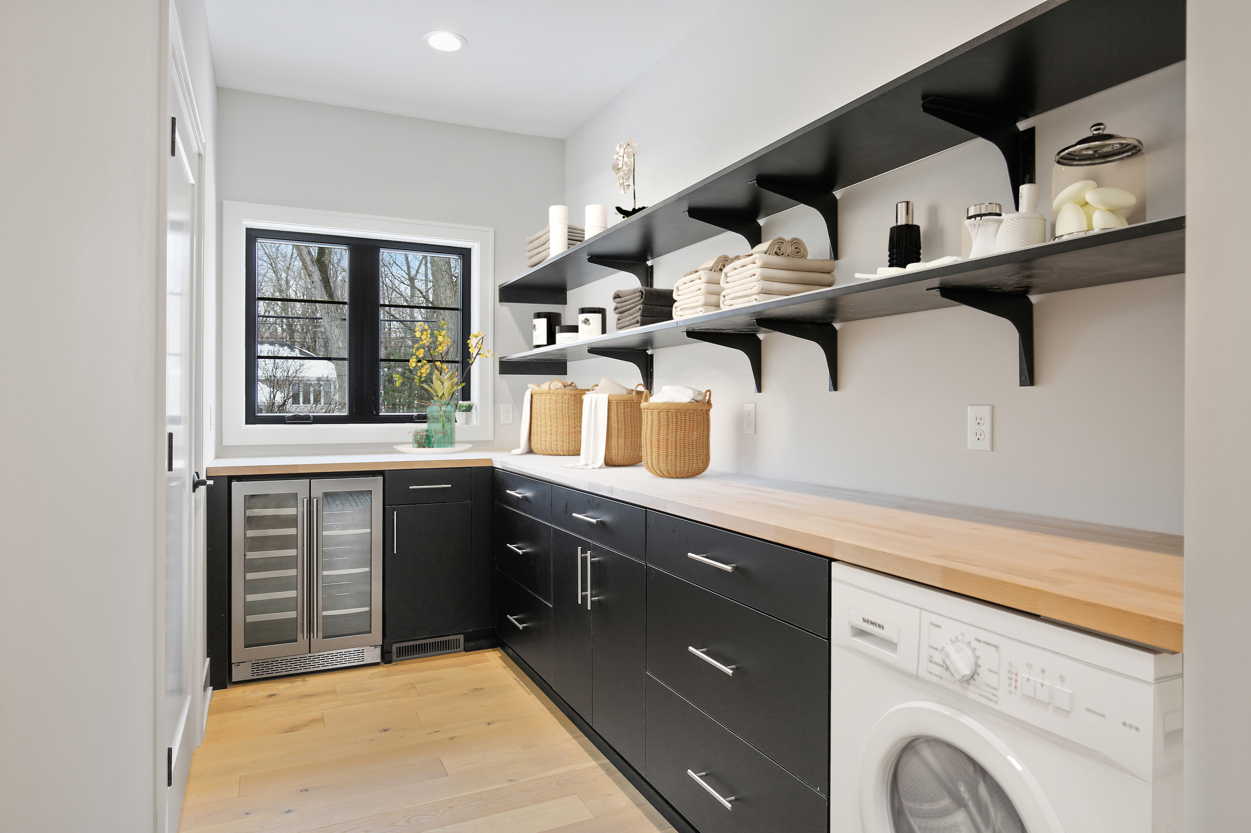 75 Laundry Room with Tile Countertops Ideas You'll Love - January, 2024