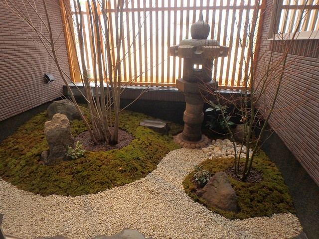 万成石灯篭の坪庭 - 和室・和風 - 庭 - 他の地域 - 有限会社 森川造園