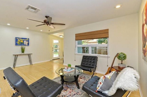 Transitional home design photo in Austin