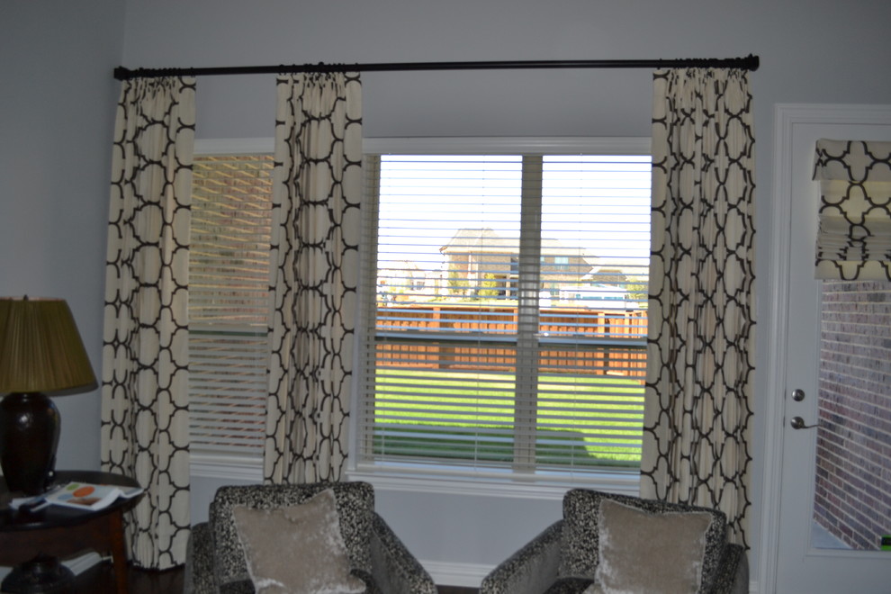 Home design - transitional home design idea in Dallas