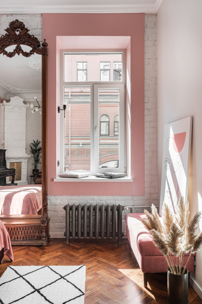 Пример оригинального дизайна: гостевая спальня среднего размера, (комната для гостей) в стиле лофт с розовыми стенами, паркетным полом среднего тона, угловым камином, фасадом камина из плитки, кирпичными стенами и акцентной стеной