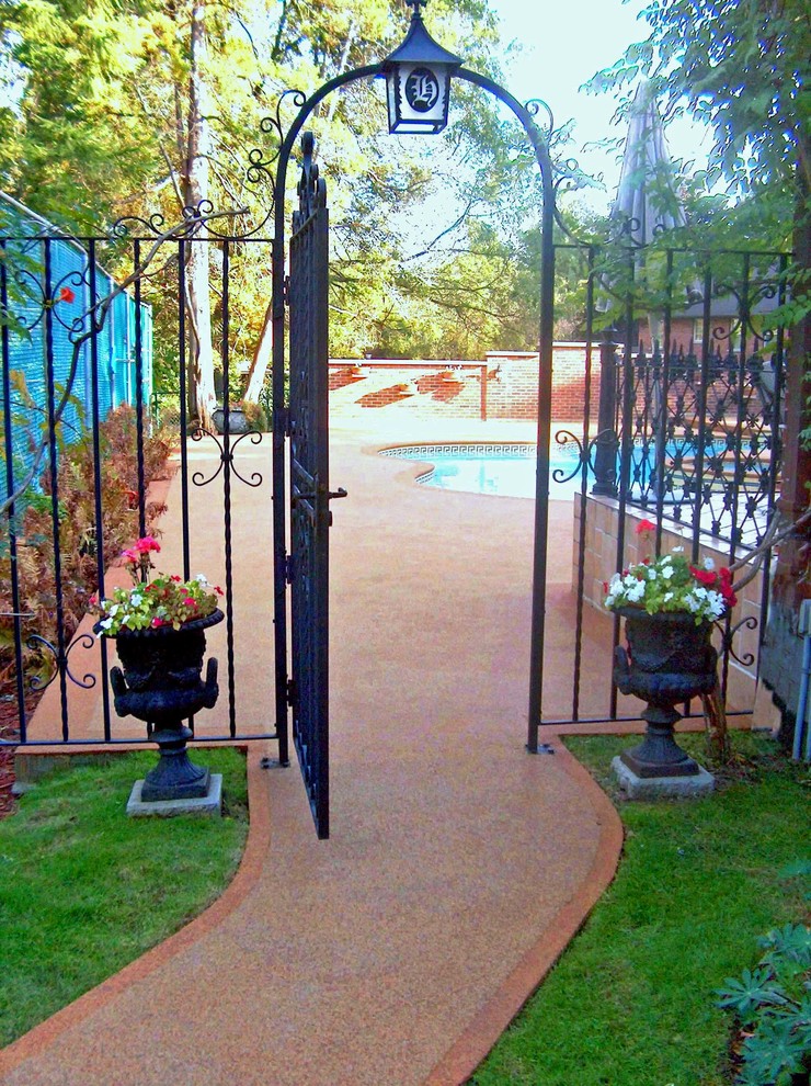 Design ideas for a mid-sized traditional backyard full sun garden in Dallas with a garden path and gravel.