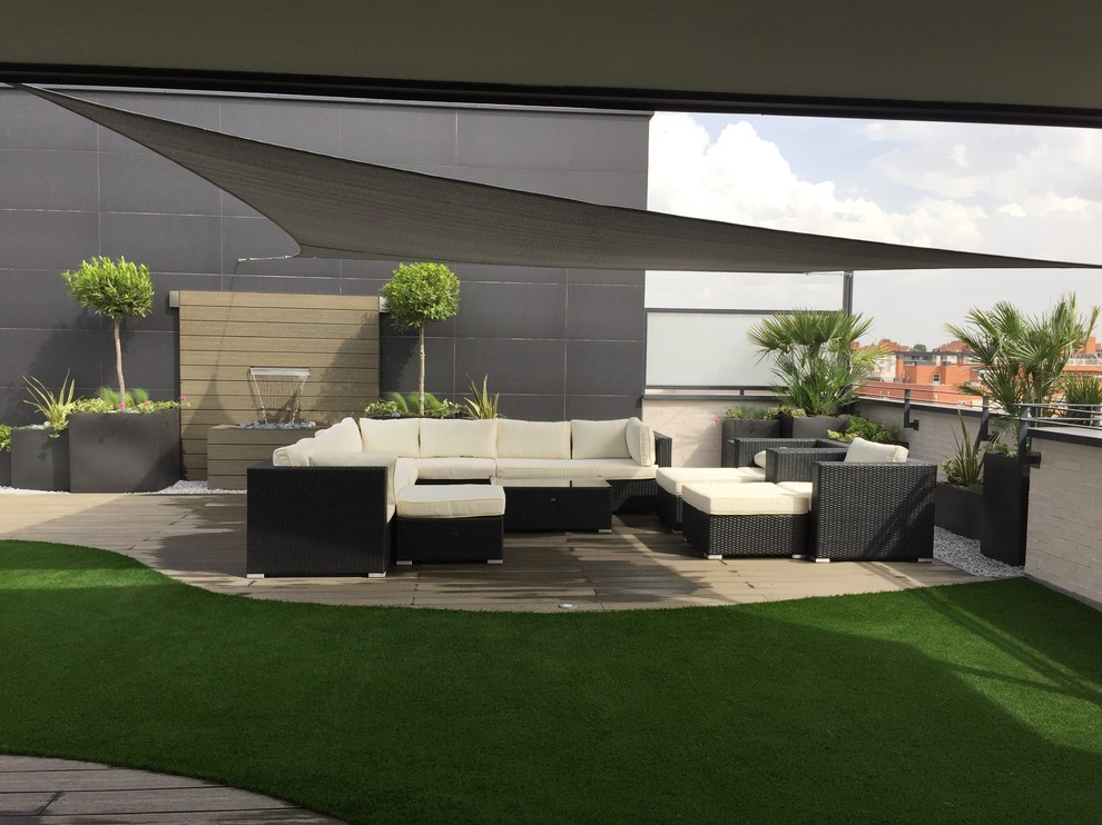 Photo of a contemporary deck in Madrid.