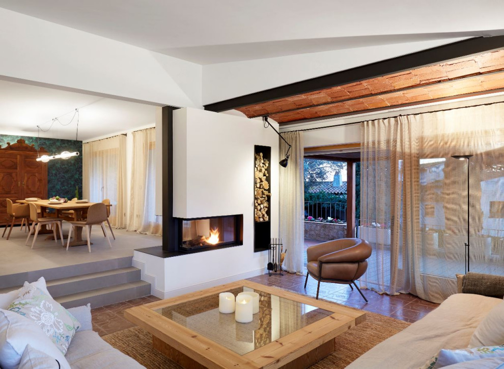 Cette image montre une grande salle de séjour design ouverte avec un mur blanc, un sol en carrelage de céramique, une cheminée double-face et un plafond voûté.