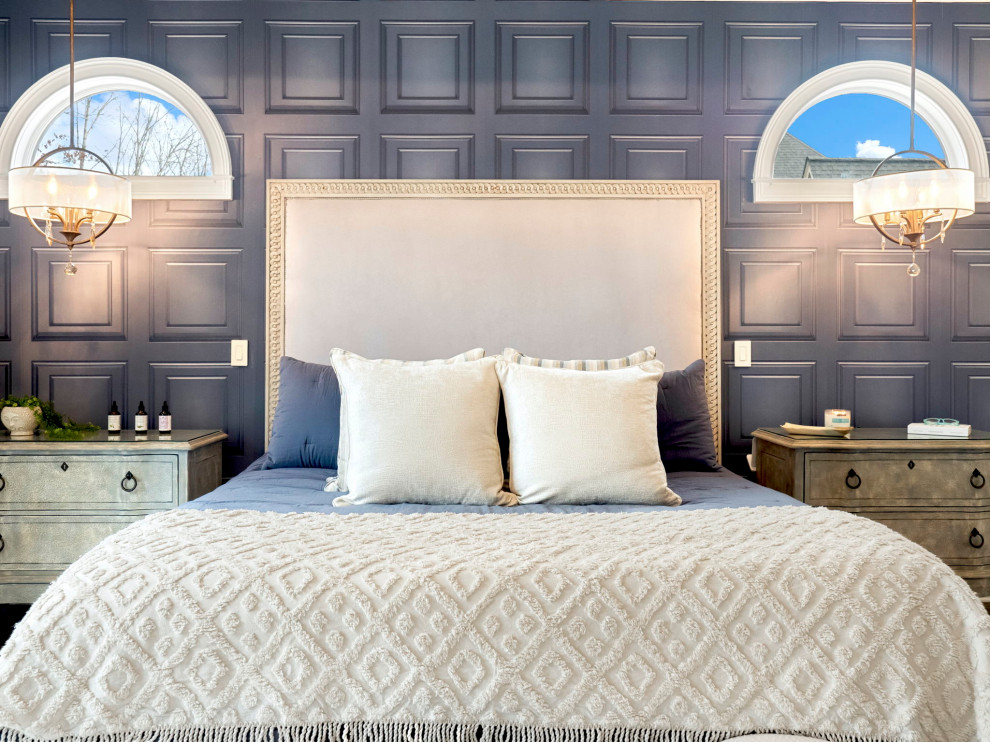 Пример оригинального дизайна: большая хозяйская спальня в стиле неоклассика (современная классика) с синими стенами, паркетным полом среднего тона, серым полом, многоуровневым потолком и обоями на стенах без камина