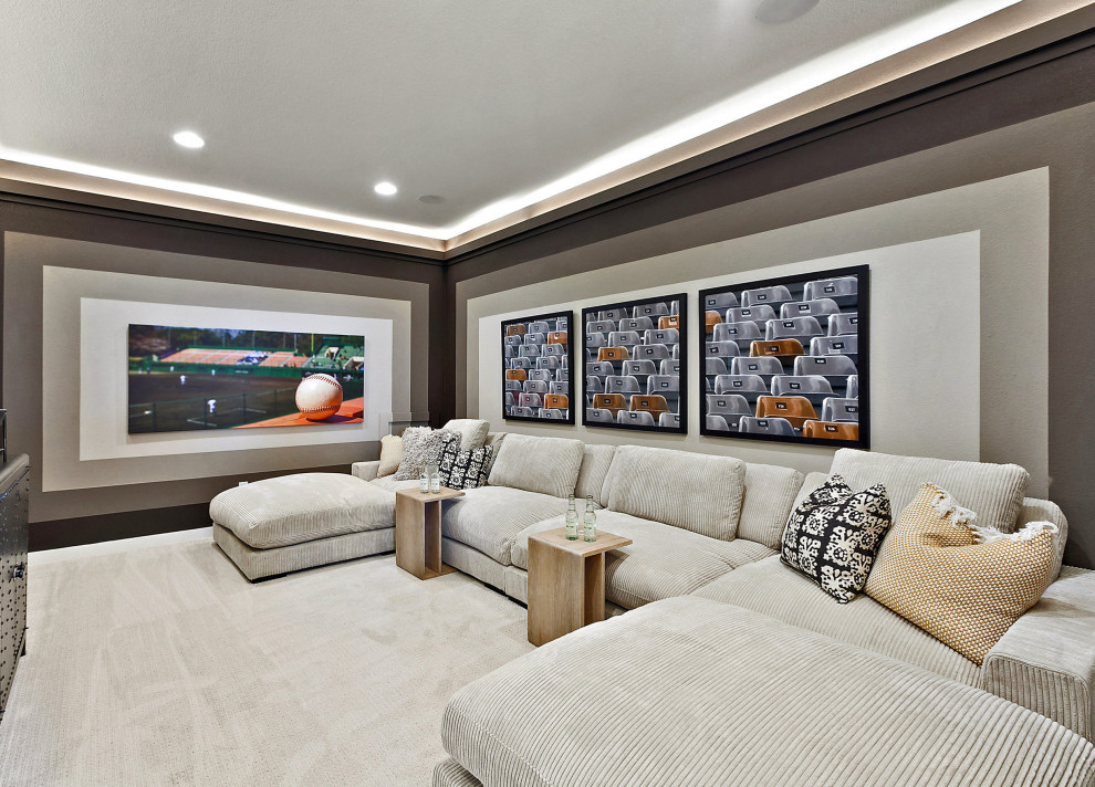 Exempel på ett klassiskt hemmabio, med flerfärgade väggar, heltäckningsmatta och vitt golv