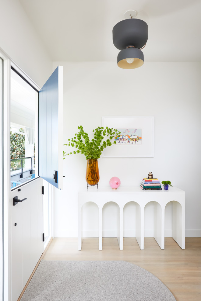 Идея дизайна: фойе среднего размера в стиле фьюжн с белыми стенами, светлым паркетным полом, голландской входной дверью, синей входной дверью и бежевым полом