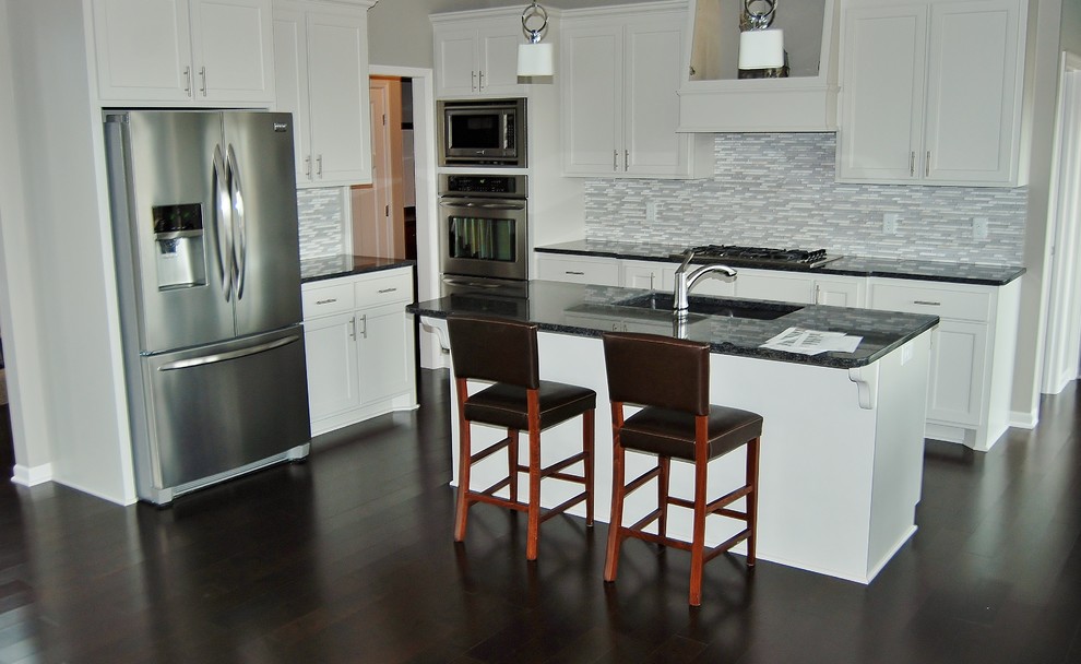 Kitchen - kitchen idea in Minneapolis