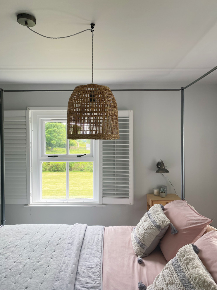 Exemple d'une chambre parentale grise et rose scandinave de taille moyenne avec un mur gris, parquet clair et un sol beige.