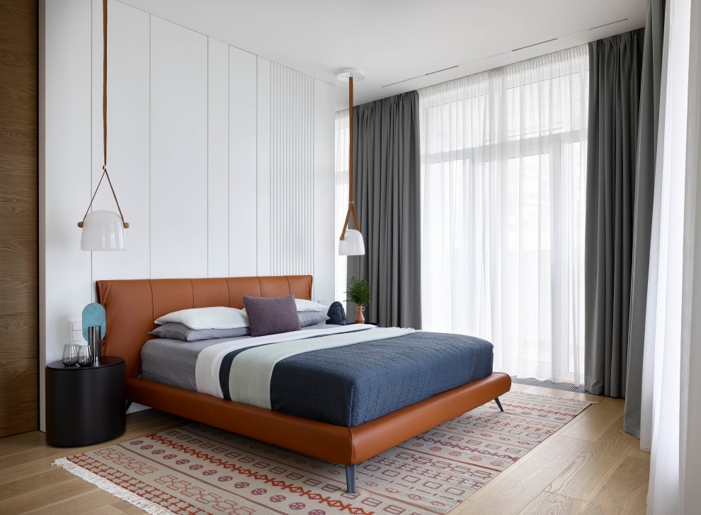 Свежая идея для дизайна: хозяйская, серо-белая спальня среднего размера в современном стиле с белыми стенами, светлым паркетным полом и бежевым полом - отличное фото интерьера