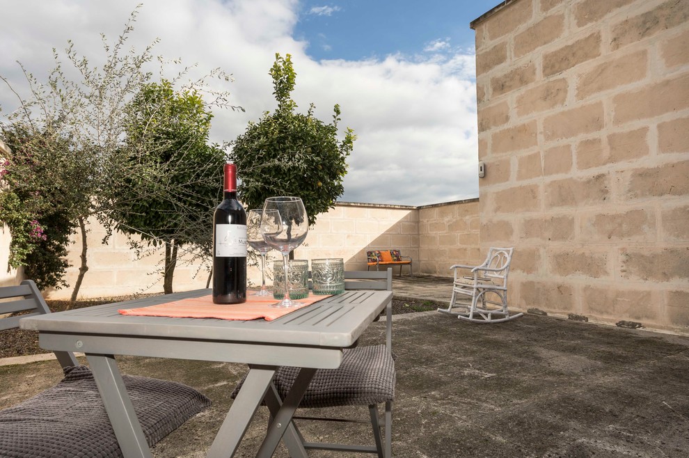 This is an example of a mid-sized transitional rooftop deck in Palma de Mallorca.