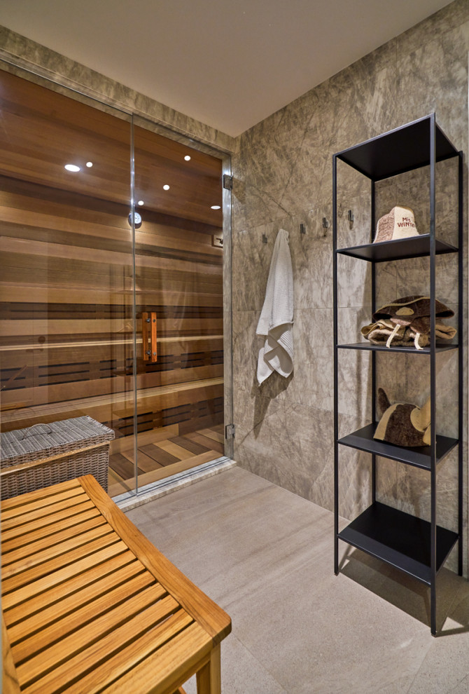 Foto di una grande sauna minimalista con piastrelle in gres porcellanato, pareti beige, pavimento in gres porcellanato, pavimento beige e porta doccia a battente