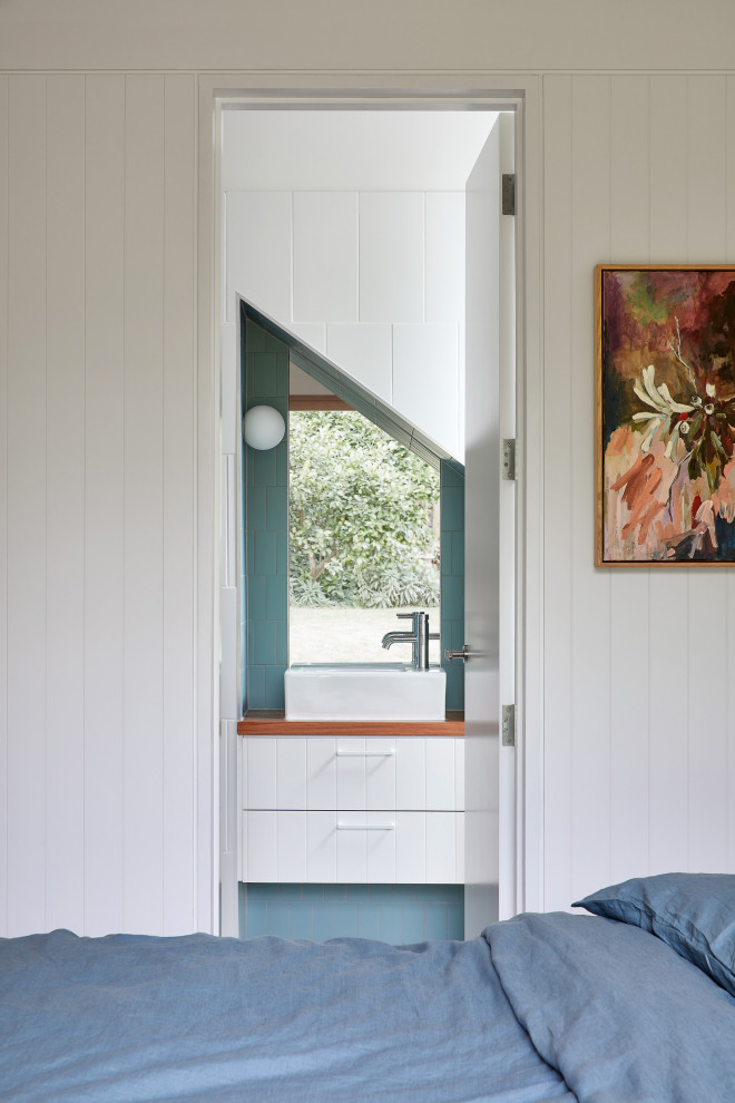 メルボルンにある広いコンテンポラリースタイルのおしゃれな主寝室 (白い壁、無垢フローリング、茶色い床、塗装板張りの壁) のレイアウト