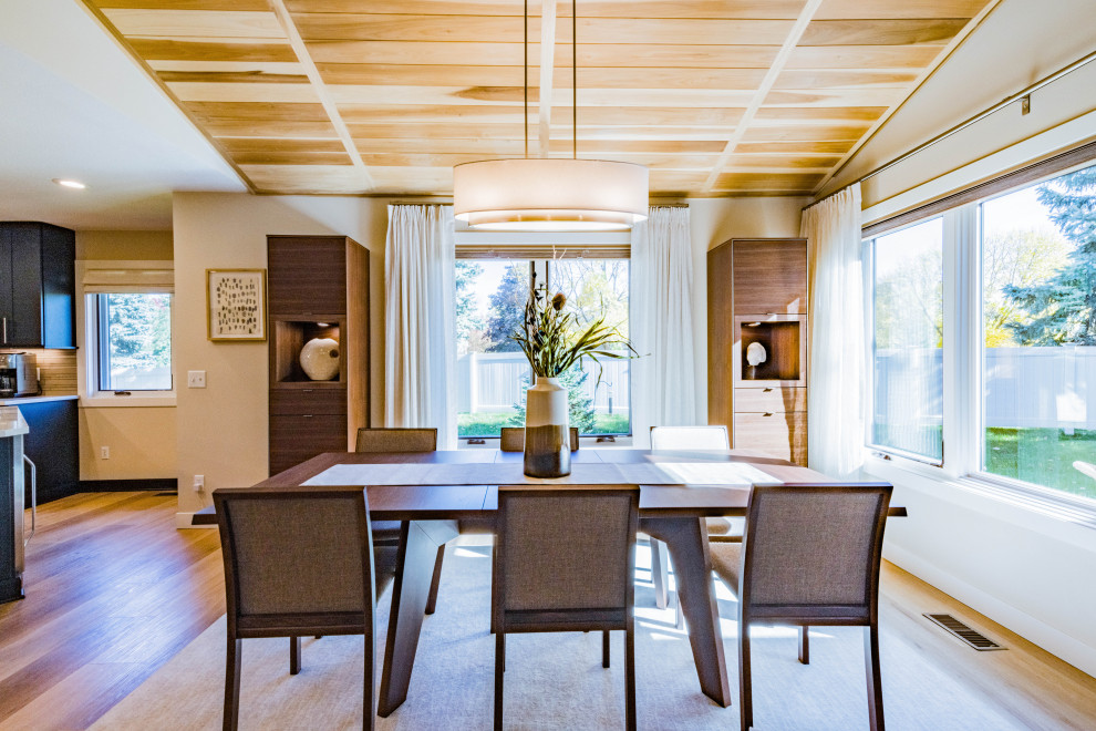 Cette photo montre une salle à manger ouverte sur le salon moderne de taille moyenne avec un mur beige, un sol en vinyl, un sol beige et un plafond en bois.