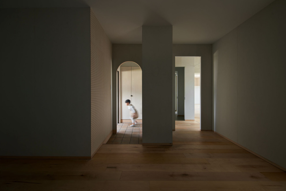 Cette photo montre un grand dressing scandinave neutre avec un placard sans porte, des portes de placard grises, parquet clair, un sol beige et un plafond en lambris de bois.