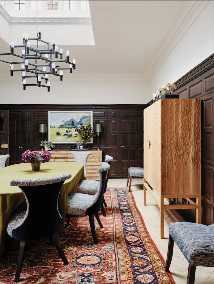 Geschlossenes Klassisches Esszimmer mit brauner Wandfarbe, hellem Holzboden und Wandpaneelen in London