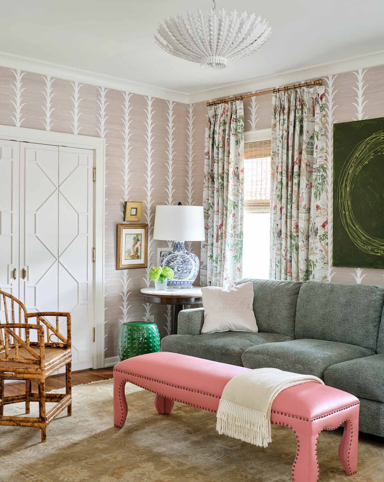 Modelo de sala de estar abierta tradicional de tamaño medio con paredes rosas y papel pintado