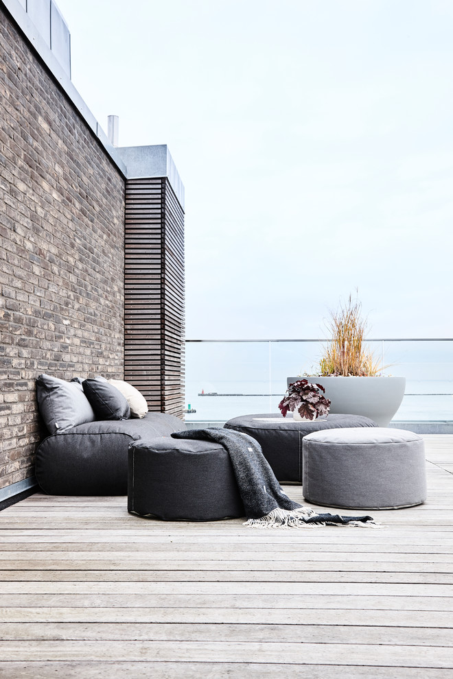 Design ideas for a mid-sized scandinavian rooftop and rooftop deck in Copenhagen with no cover.