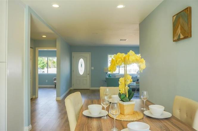 Example of a dining room design in San Diego