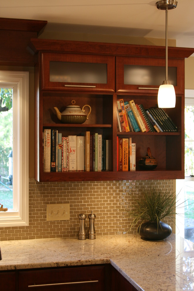 Transitional home design photo in Cincinnati