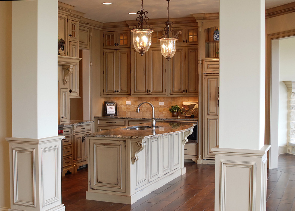 Inspiration for a traditional u-shaped eat-in kitchen in Chicago with with island.