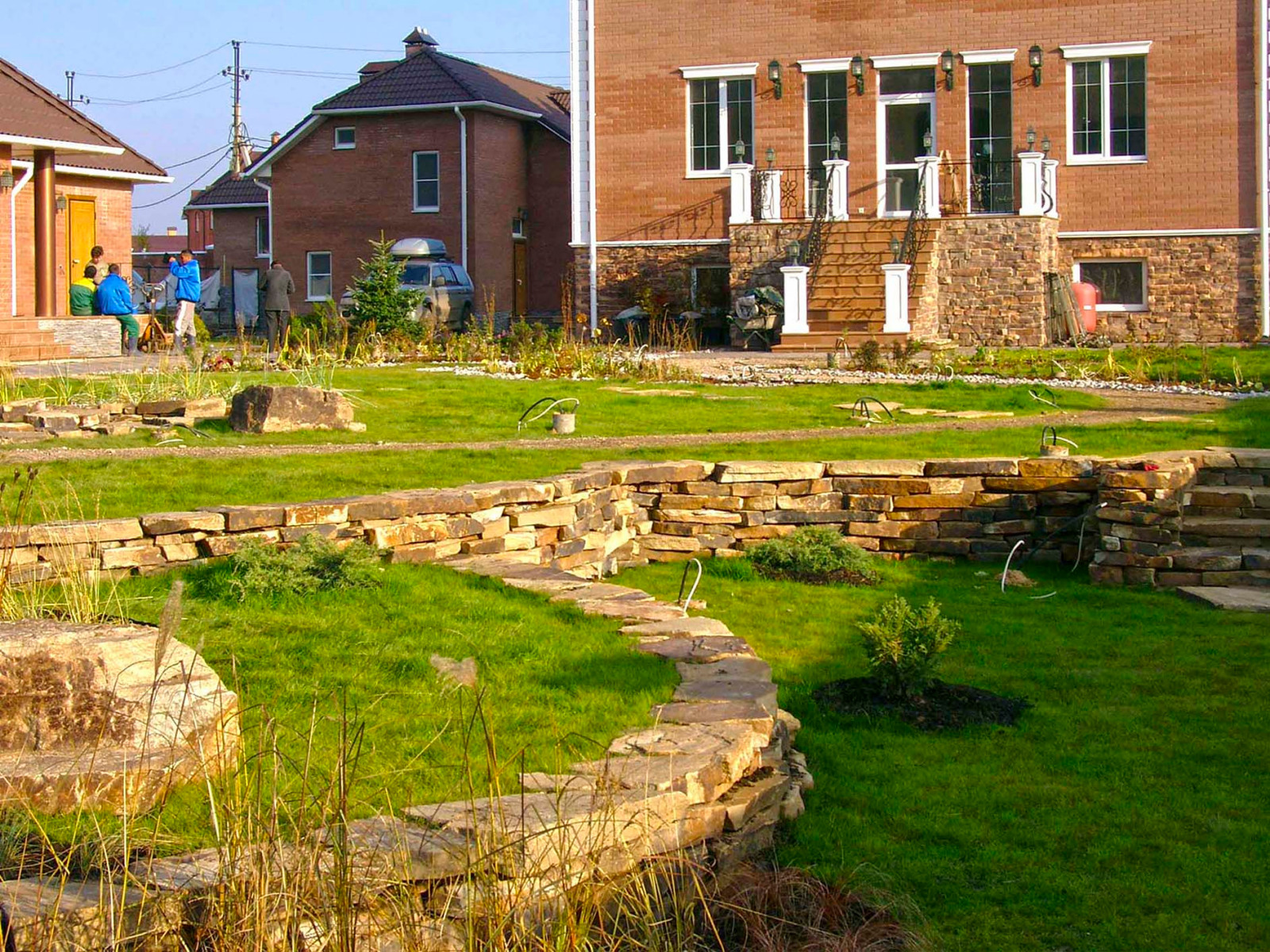 Ландшафтные работы по посадке сада трав и строительству подпорных стенок заверше