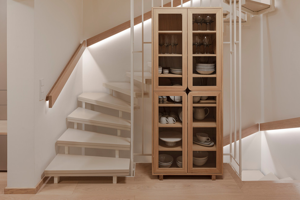 Imagen de escalera en U de estilo zen de tamaño medio con escalones de madera, contrahuellas de madera, barandilla de madera y madera