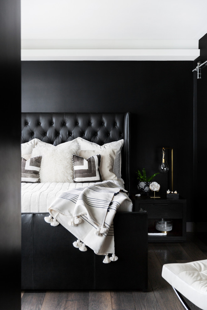 На фото: хозяйская спальня среднего размера в современном стиле с черными стенами и темным паркетным полом с