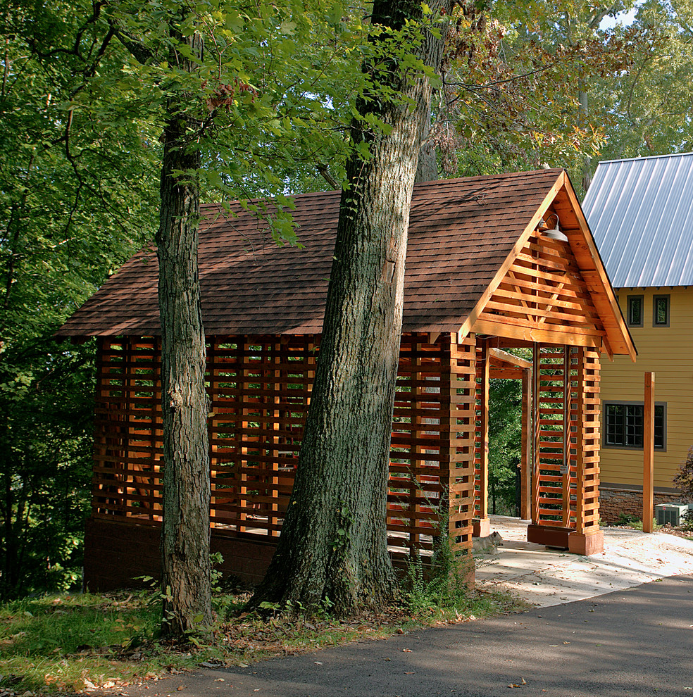 This is an example of a transitional one-car carport in Nashville.