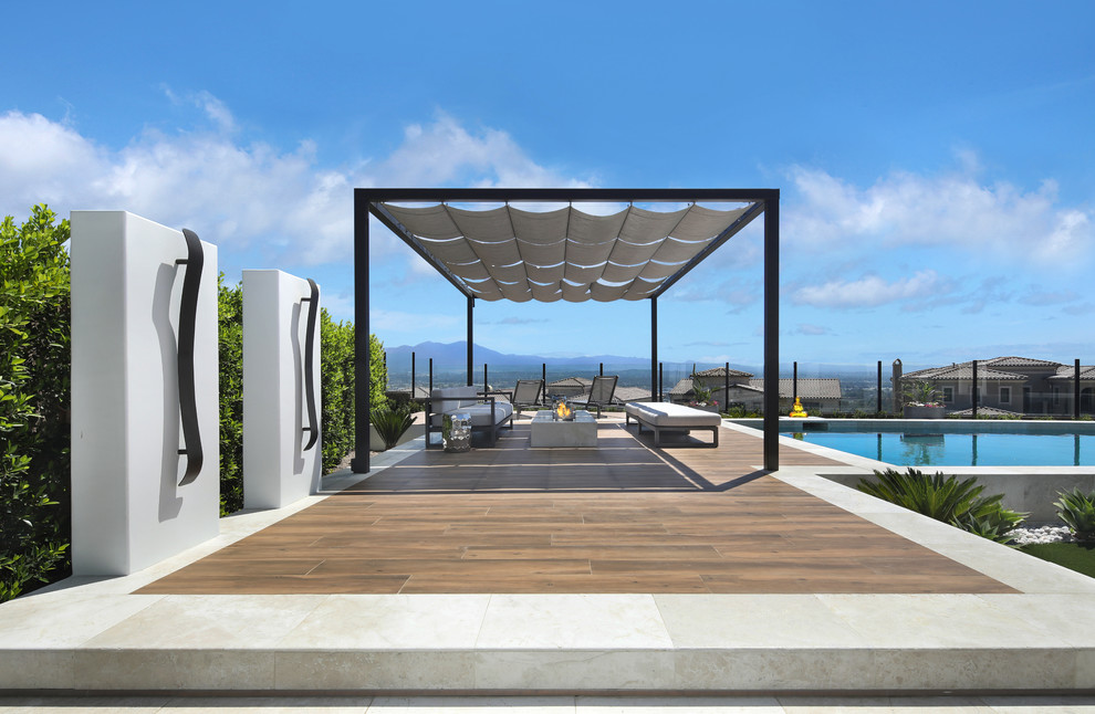 Inspiration for a transitional deck remodel in Orange County