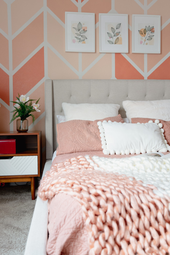 Cette photo montre une petite chambre rétro avec un mur multicolore, un sol beige et du papier peint.